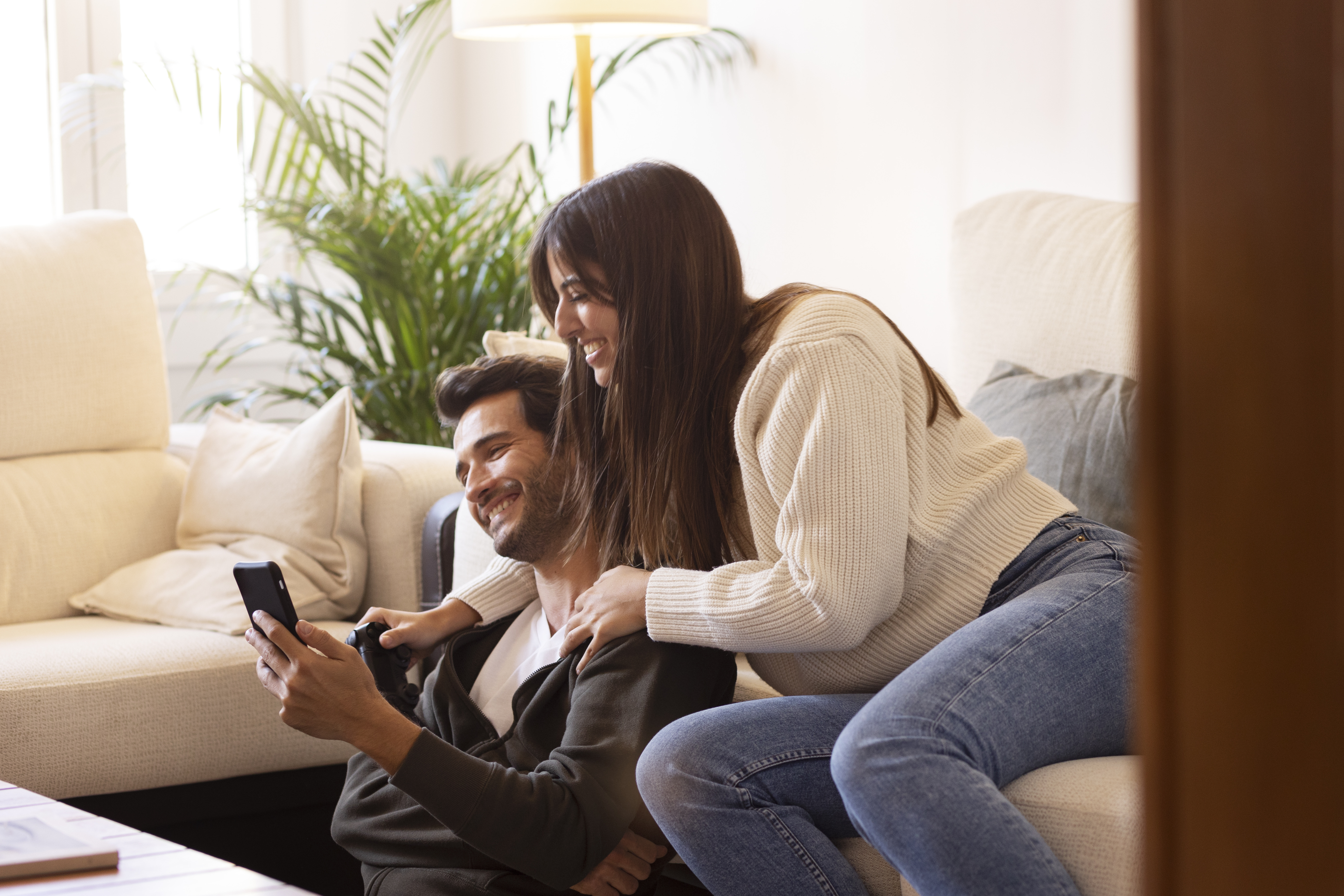 Família feliz a tratar do seguro pelo WhatsApp